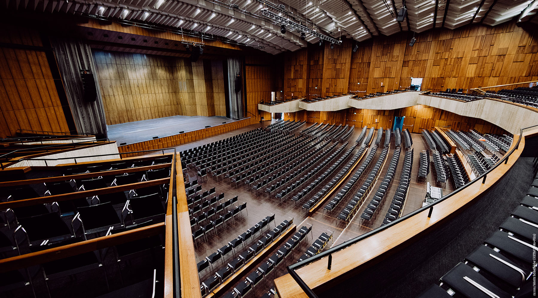 Blick von der Empore auf die Reihenbestuhlung des Mozartsaals des Congress Center Rosengarten.