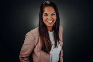 Ein Porträtfoto einer Mitarbeiterin