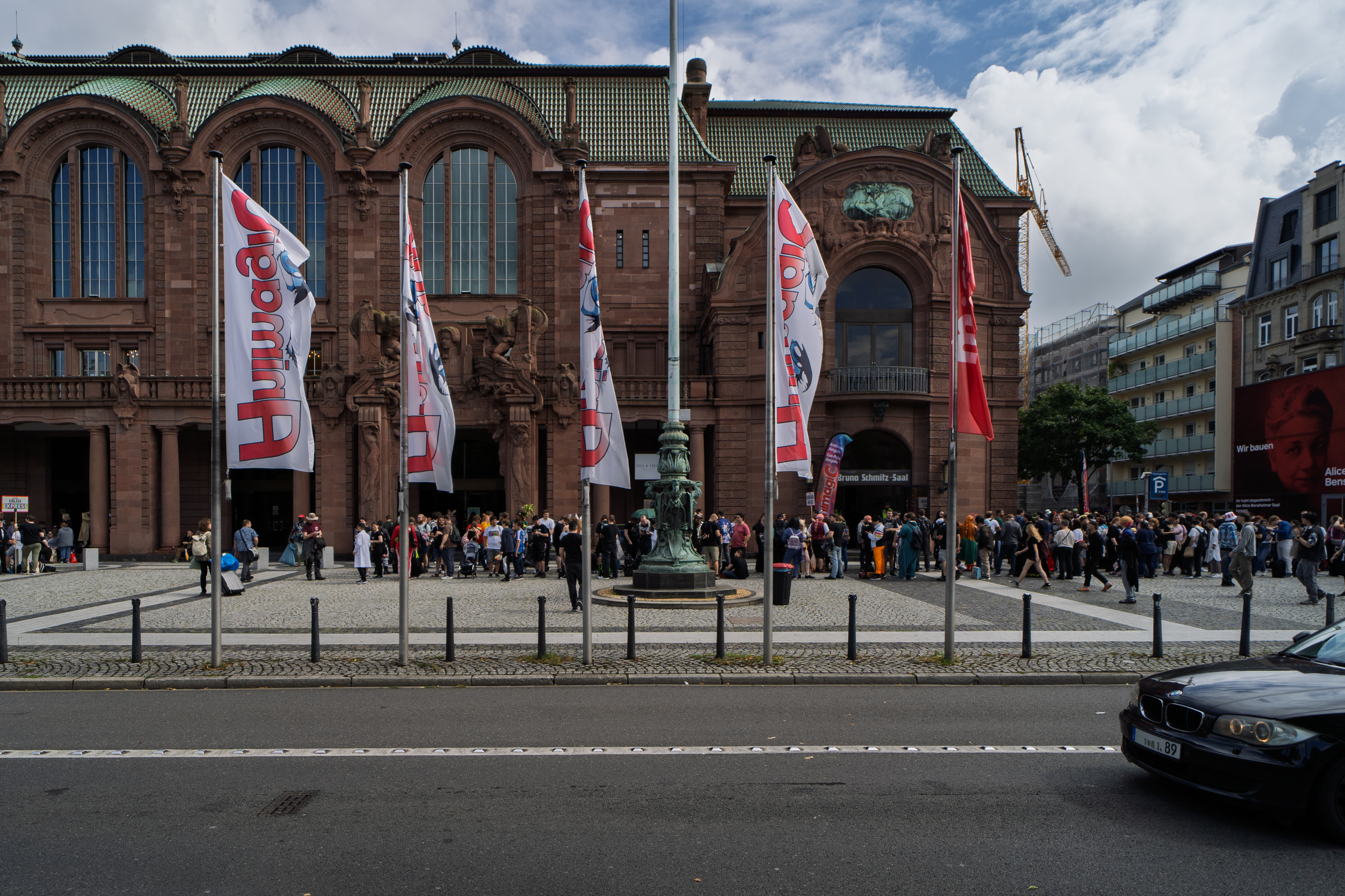 Ein Kongress Haus mit Fahnen vorne