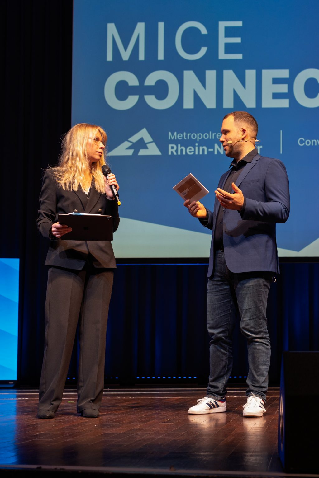 Eine Frau und ein Mann führen ein Gespräch auf der Bühne