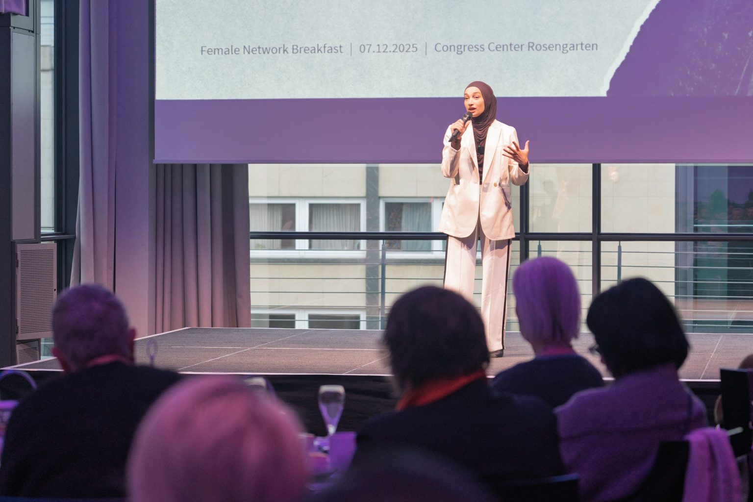 Eine Frau steht auf der Bühne