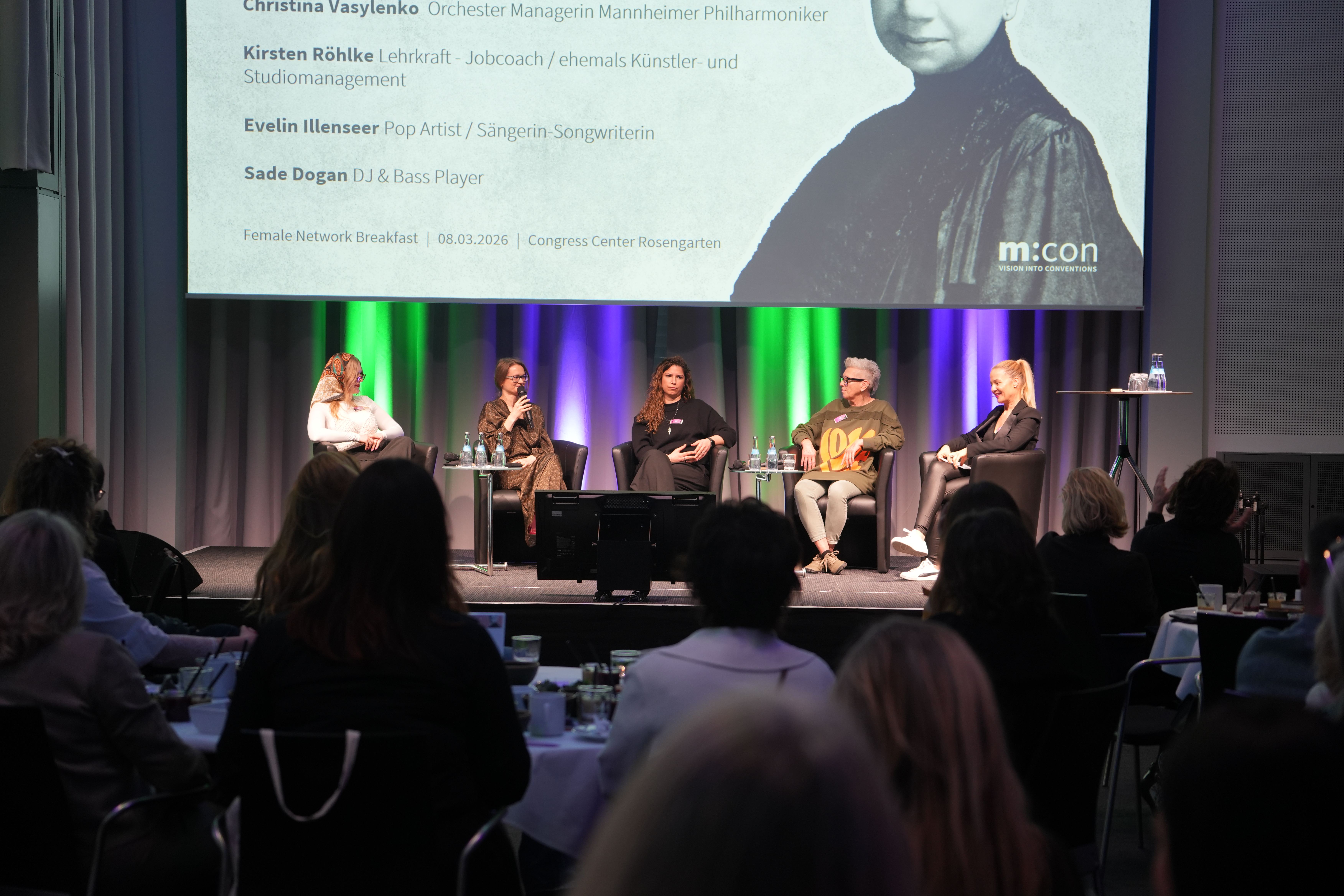 Fünf Frauen auf der Bühne in Paneldiskussion