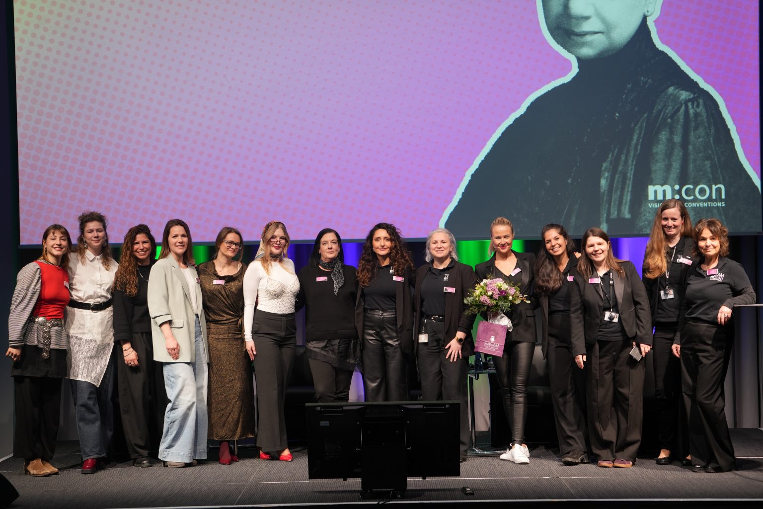 Frauen gruppe auf der bühne