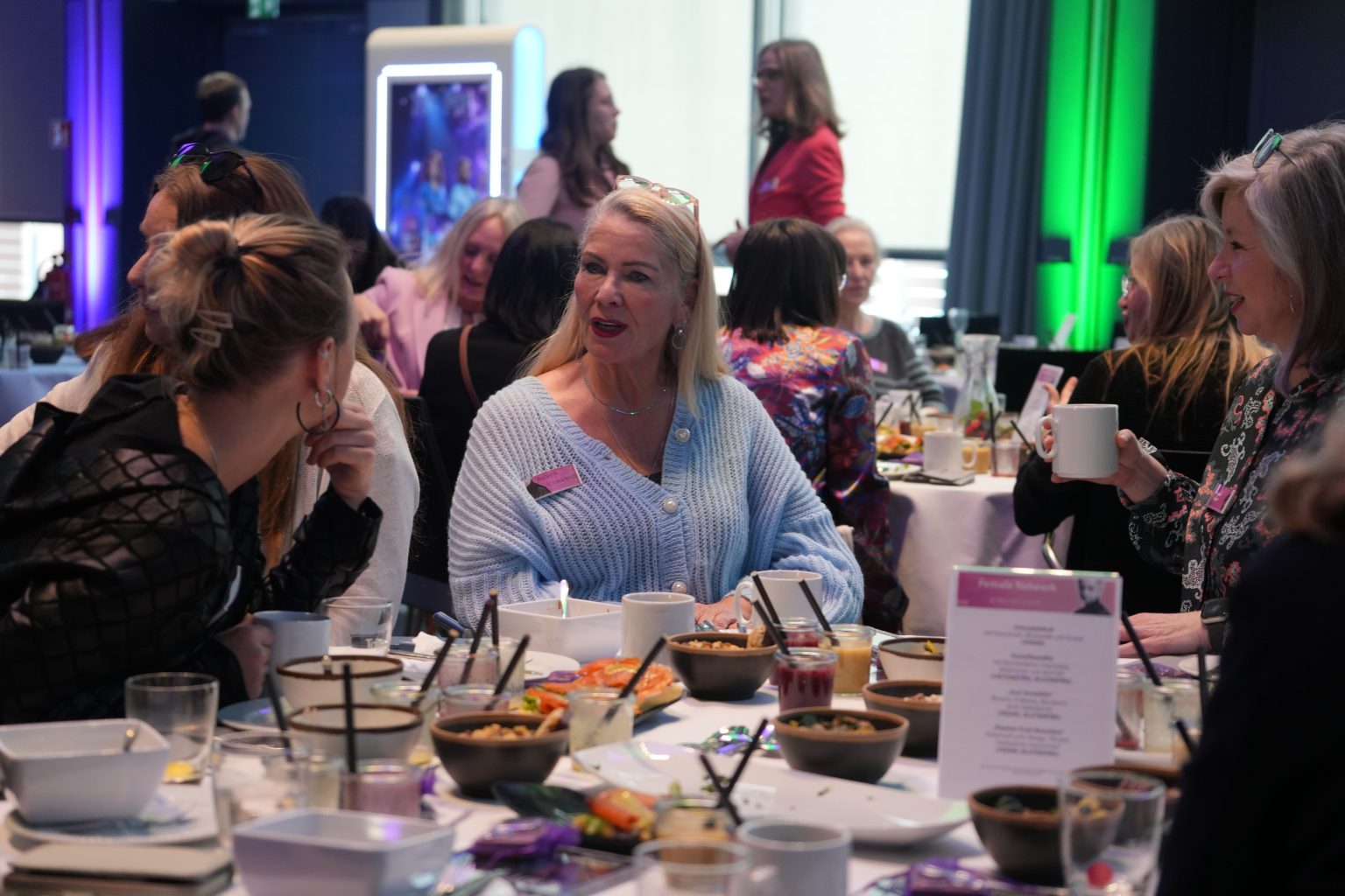 Frauen sitzen am Tisch und unterhalten sich