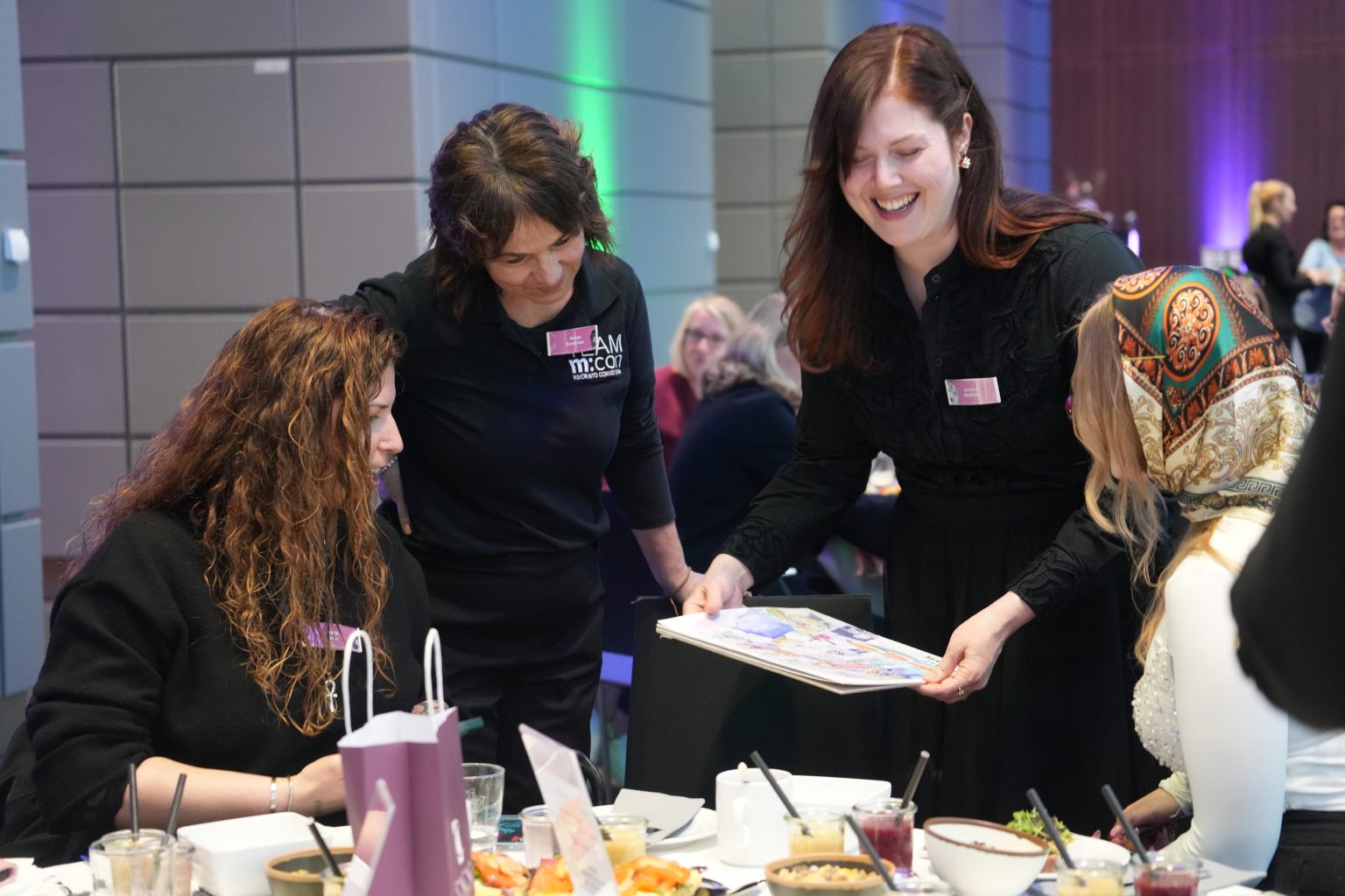 Frauen am Tisch und unterhalten sich