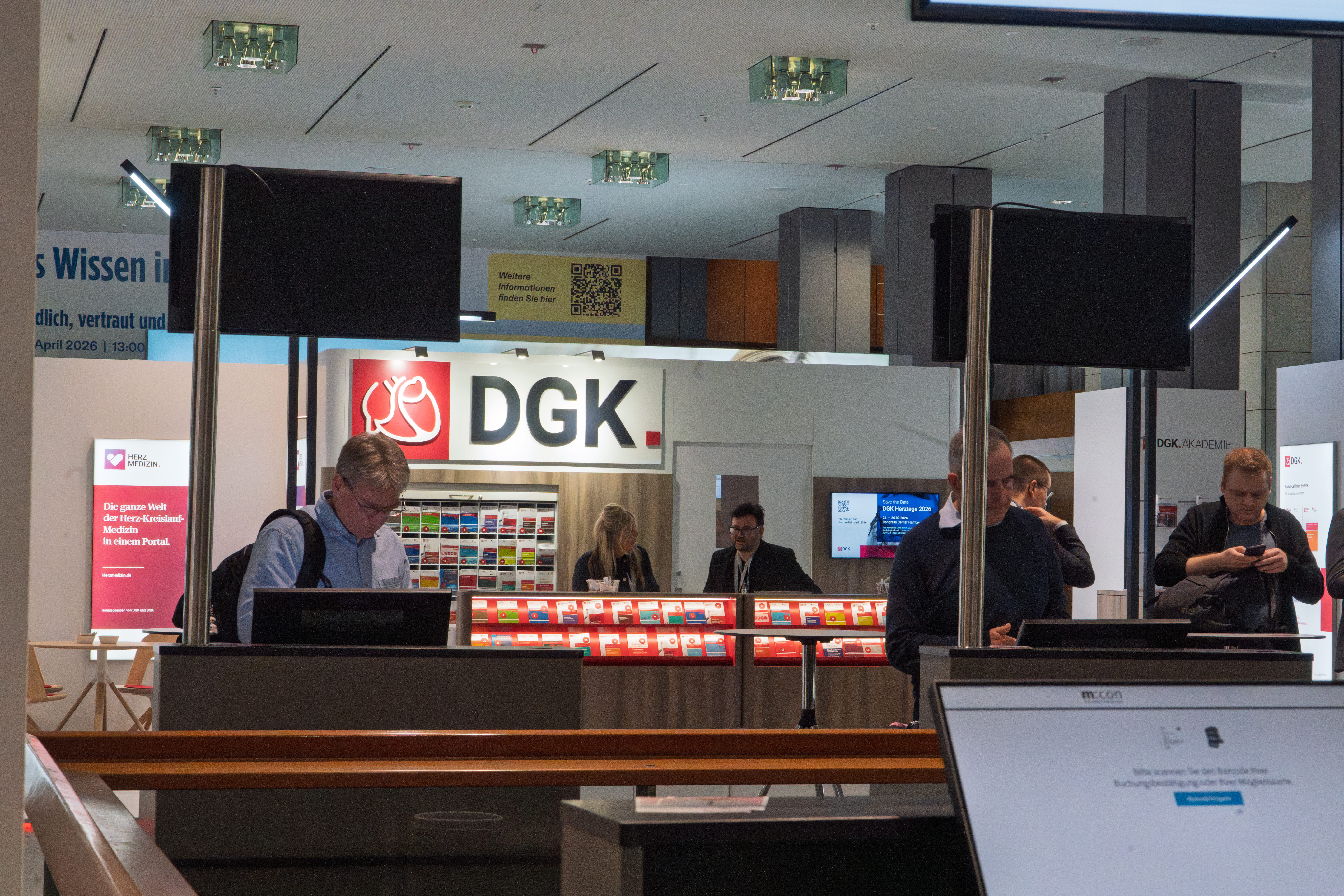 Foyer des Congress Center mit Menschen, die sich an Selbst Check in Automaten registrieren