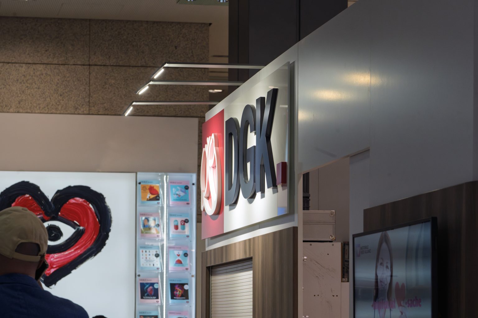 Messestand mit großen buchstaben DGK und Leuchten oben
