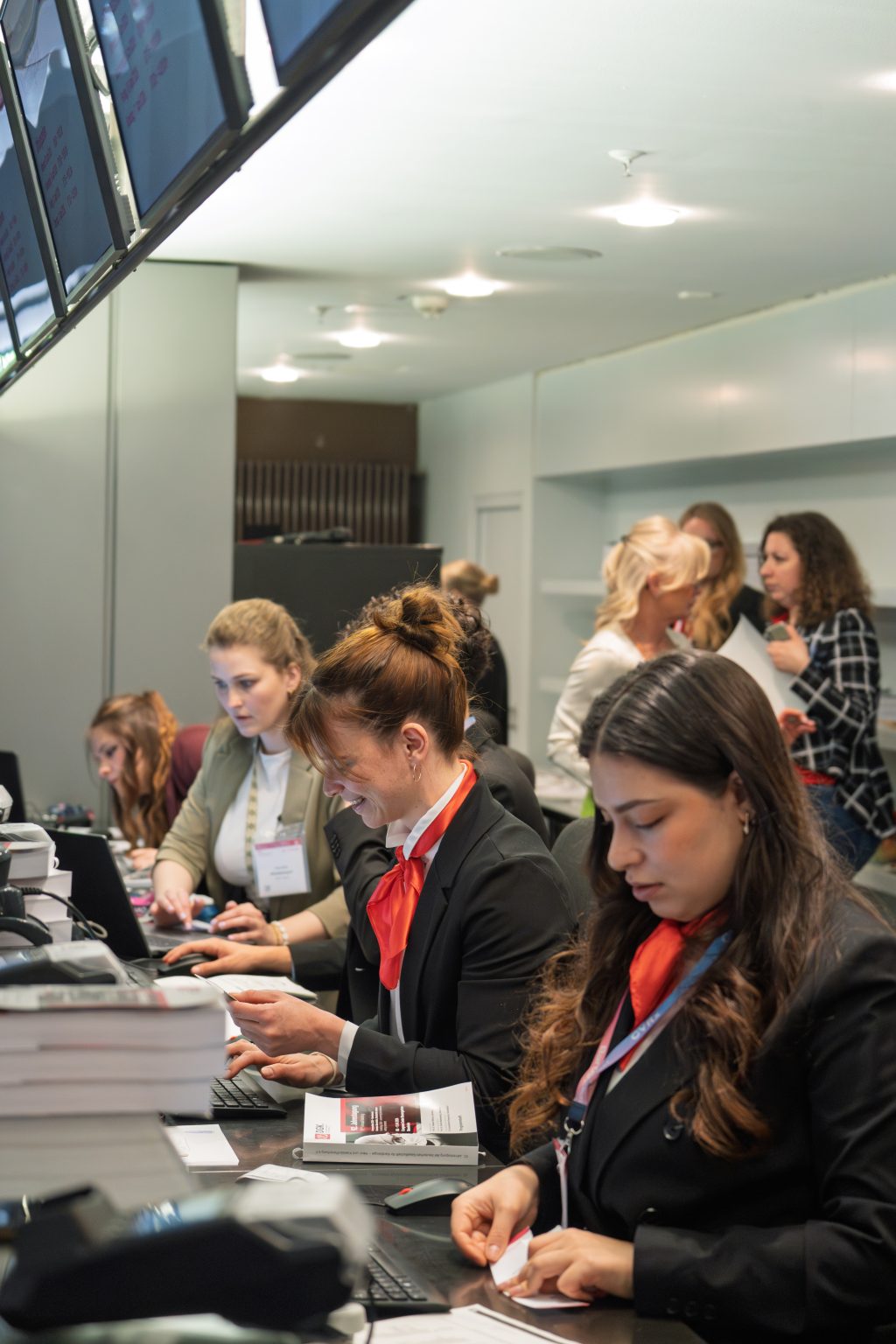 Registrierungsmitarbeiter an den Theken