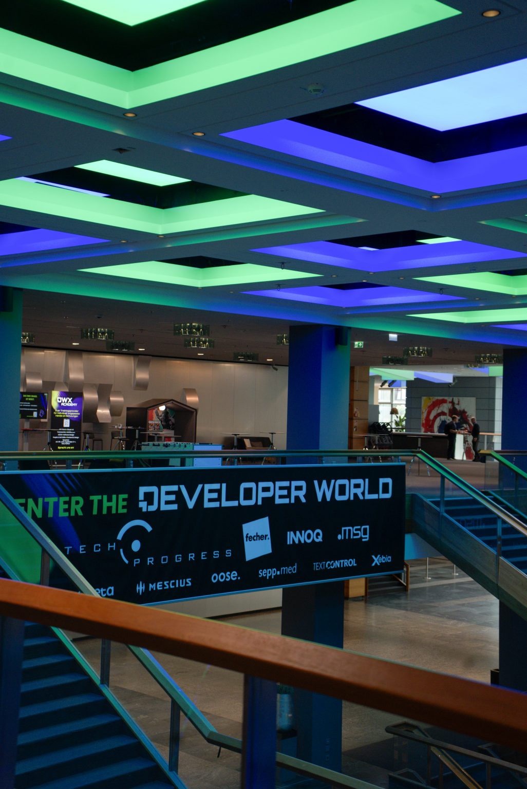 Foyer eines Gebäudes mit treppe und farbiger Belichtung