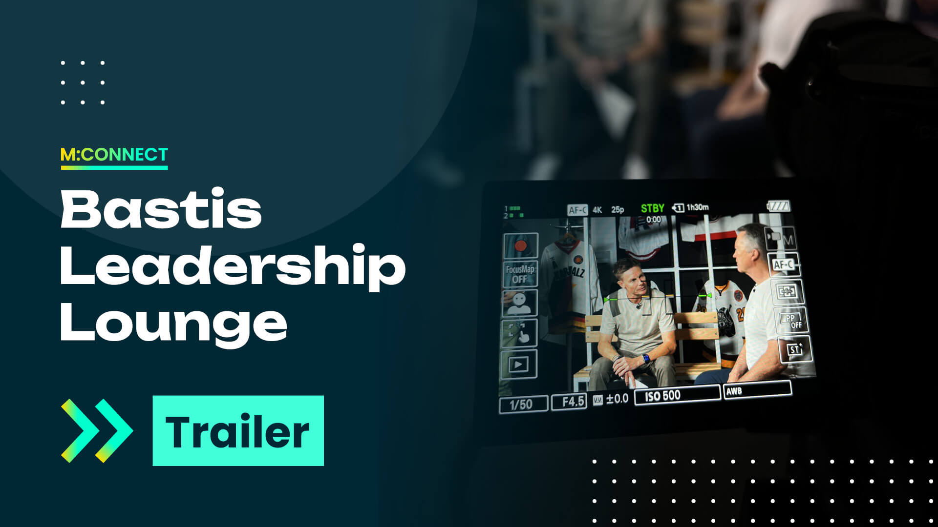 Grafik zur M:CONNECT Bastis Leadership Lounge mit großem Schriftzug ‚Trailer‘ auf dunkelblauem Hintergrund; rechts ist der Bildschirm einer Videokamera zu sehen, der ein Interview mit zwei Personen in einer Sportumgebung zeigt.