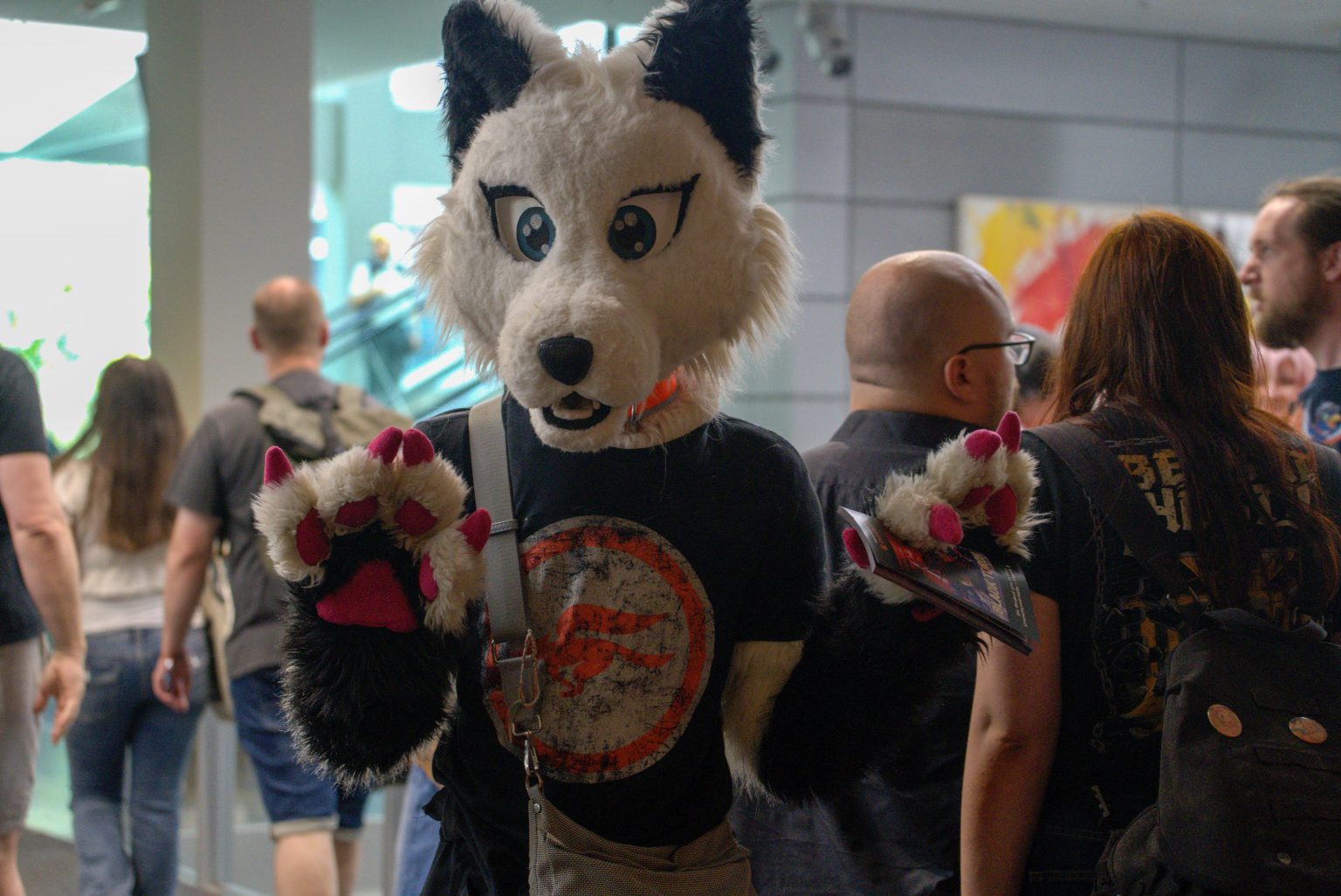 Eine Person verkleidet als ein Tier