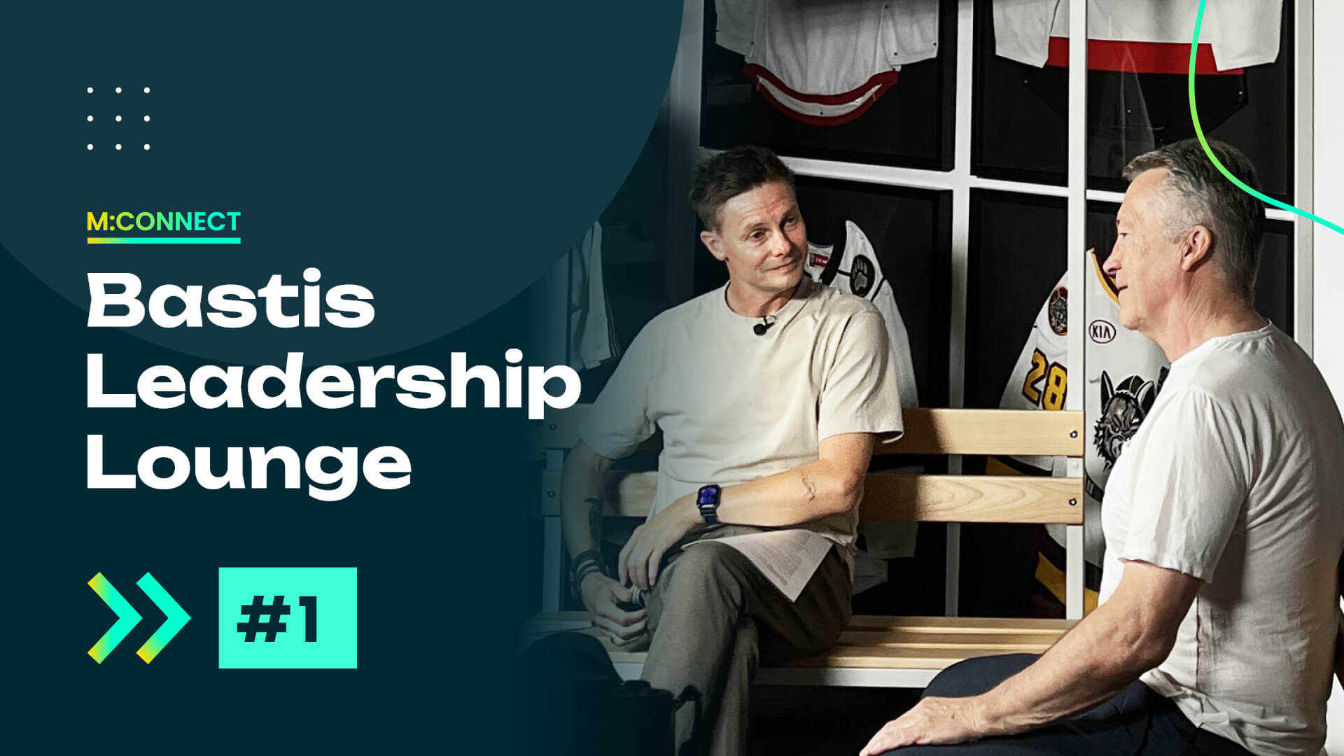 „Covergrafik der Video‑Serie ‚M:CONNECT – Bastis Leadership Lounge‘ mit der Episodennummer 1. Rechts sitzen zwei Personen in einer Interview‑Situation auf einer Holzbank vor einer Kulisse mit gerahmten Eishockey‑Trikots; links befindet sich der Serientitel auf dunkelblauem Hintergrund.