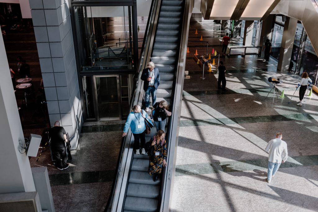 Menschen auf der Rolltreppe im Congresshaus